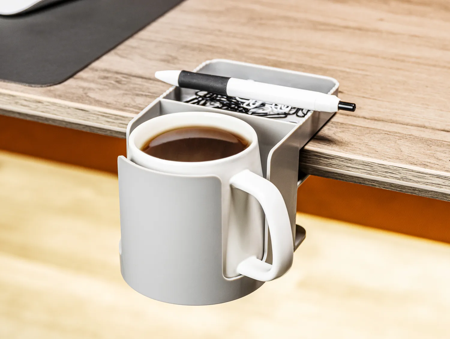 Deflecto Standing Desk mugghållare med klämfäste svart