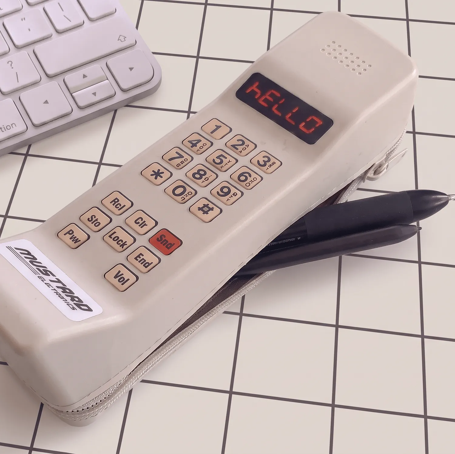 Mustard 80s Hotline pennfodral retro