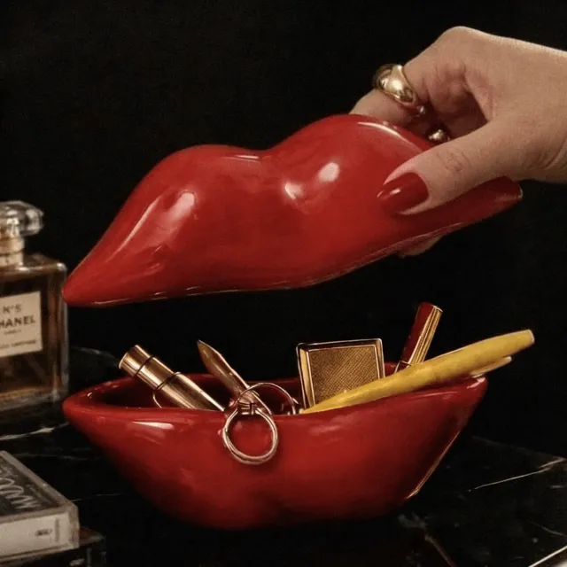 Mustard Hot Lips pennställ keramik röda läppar