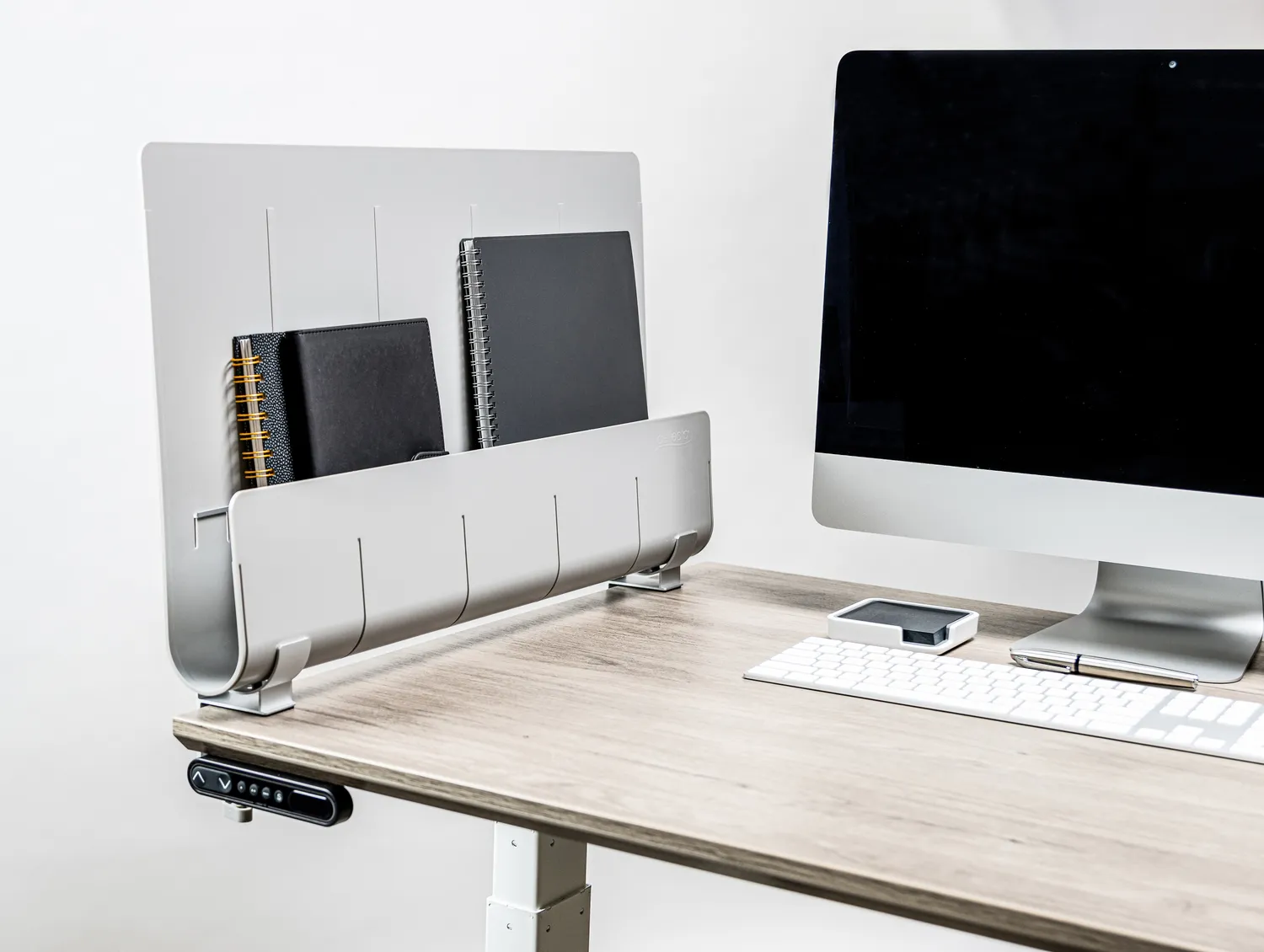 Deflecto Standing Desk sekretesskärm skrivbord med fack 61 cm